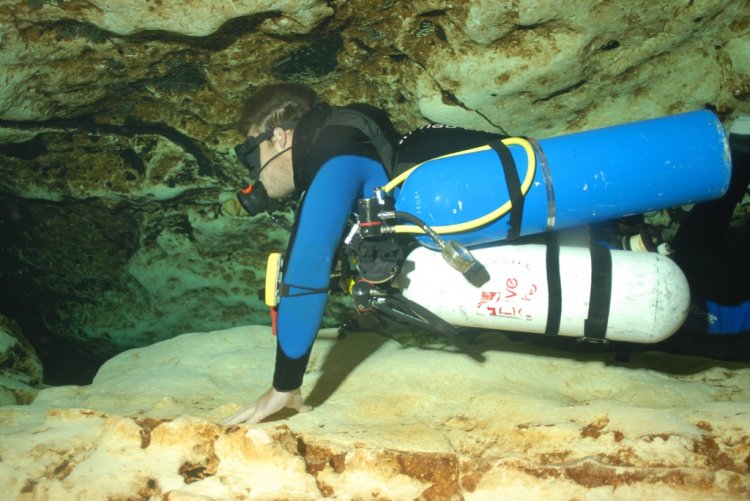 Sidemount Technical Diver – Technický potápač s bočnou konfiguráciou fliaš - Kliknutím na obrázok zatvorte -